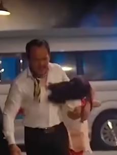 女孩脱光衣服,她站在椅子上,在黑哥的逼迫下,对着镜头扭着腰和屁股