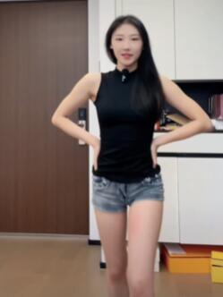 一大早就跳舞的赤赤 牛仔短裤大长腿