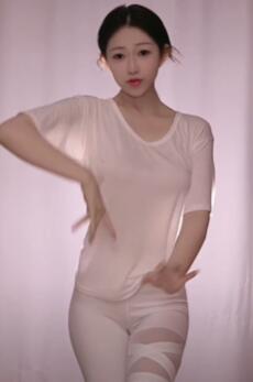 歌虽土 但人美啊,长马尾无敌,小妮一身白穿搭