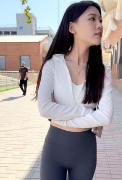 瑜伽裤的线条感,她爱街拍