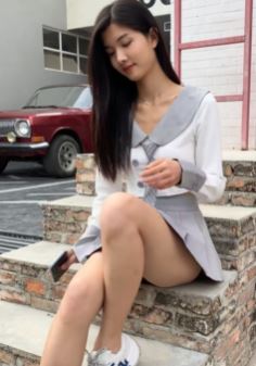 她爱短裙,她爱逛街