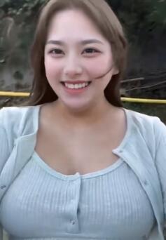 在应该没有人的公园里欢闹