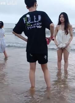 夏日海边羞涩情侣,女孩有点放不开啊