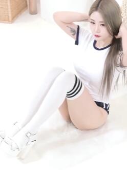 新买的泳衣去海边