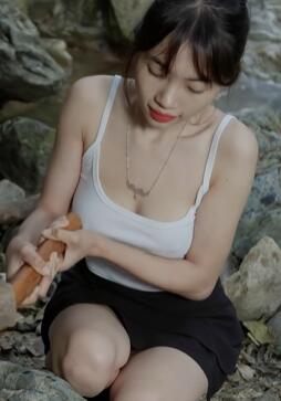 荒野姐妹花:在溪边危险岩石下搭帐篷,森林中过夜