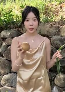 台风即将来袭,贝贝顶着大风做一道椒盐土豆火腿