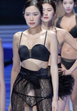 2024深圳SIUF梧桐本色神秘黑寡内衣秀