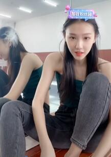 舞蹈生练习结束擦脚倒立一字马