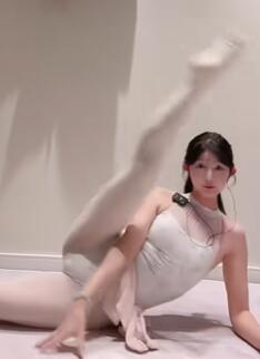 婧宝贝 一字马雪糕 20250416_074136