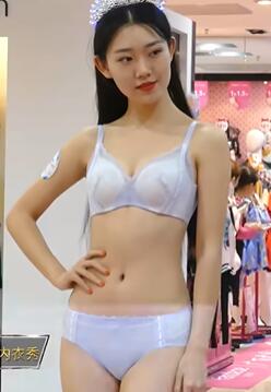 不知名美女模特商场内衣秀