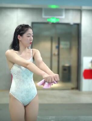 孩子妈妈在室内游泳馆教孩子游泳