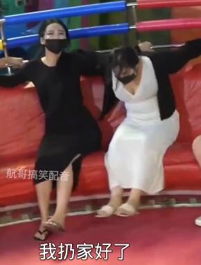 美女挑战大转盘!玩嗨啦!这是什么手势啊