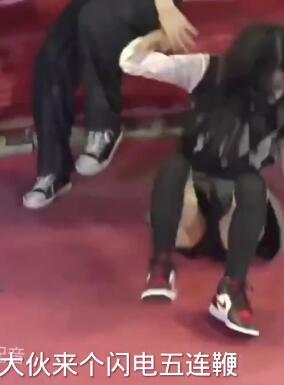 美女挑战网红大转盘!这咋还来脾气啦!要拆转盘