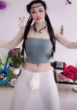 美女穿这种裙跳舞