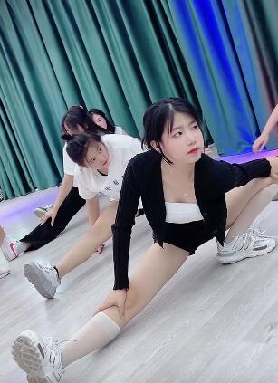 小姐姐年轻又努力练出一个大长腿