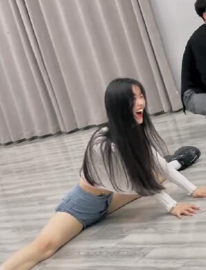 中国舞老师在练功 酒吧领舞老师突然来了哈哈