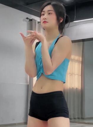 小姐姐炫腹挑战掰手