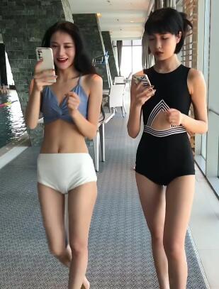 两位小姐姐在游泳馆玩来比个心