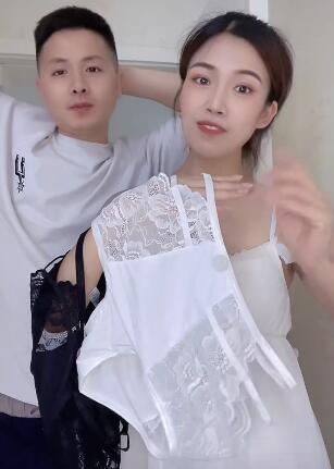 小姐姐卖内裤高腰的内内也可以很美 一件也是包邮的价格哦