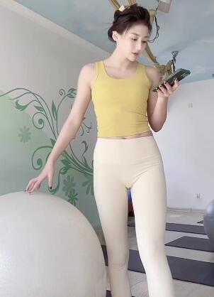 美女在瑜伽馆无聊 在瑜伽球上来个自拍