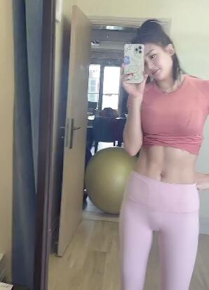 小姐姐在家无聊秀秀身材