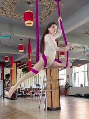 小姐姐空中舞蹈视频