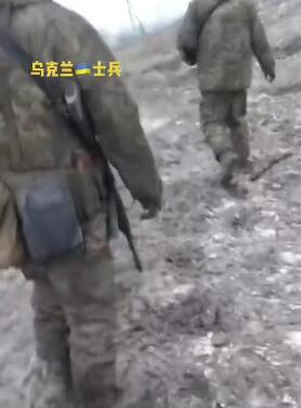 从巴赫姆特逃出来的乌军士兵哭诉着俄军的炮火太猛,他们连就剩三个人生还