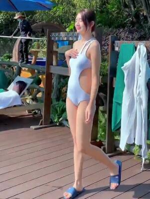 今天天气晴朗美女把浴袍脱下准备下水游泳