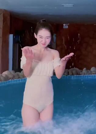 美女假期无聊来莽山森林温泉泡泡温泉