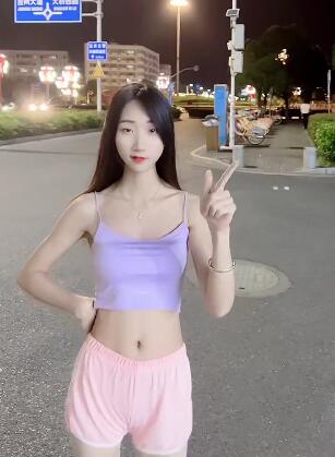 小美女大晚上一个人在大马路上跳起舞来