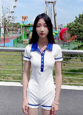 小美女来游乐场不玩游戏跳起舞来