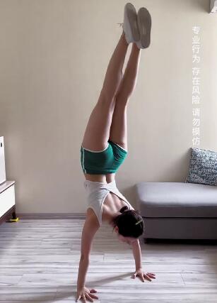 火爆身材美女早上起开始锻炼身体