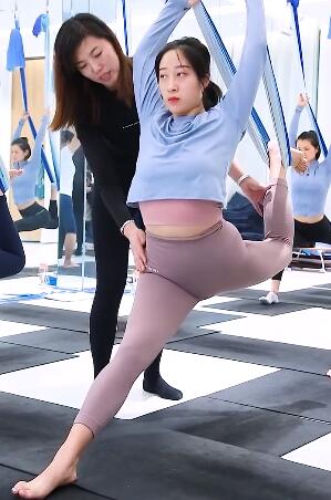 美女练习瑜伽 瑜伽就是最好的整容