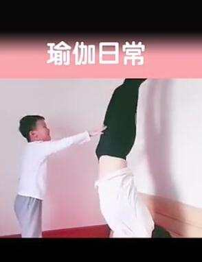 小姨练瑜伽,侄子上去摸了一把,有点尴尬