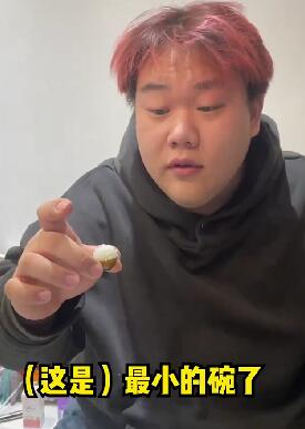 在他面前我们都是小人儿 情侣搞笑日常