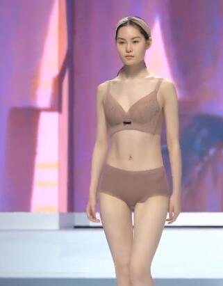 美女模特走秀九九免费视频1深圳内衣展