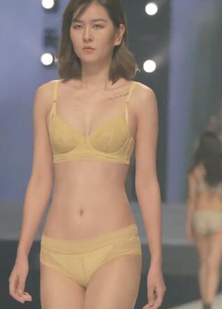 美女模特走秀九九免费视频2