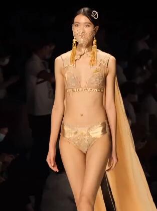 美女模特走秀九九免费视频5