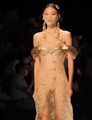 美女模特走秀九九免费视频7