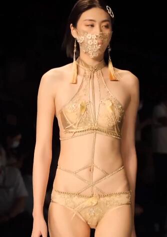 美女模特走秀九九免费视频8