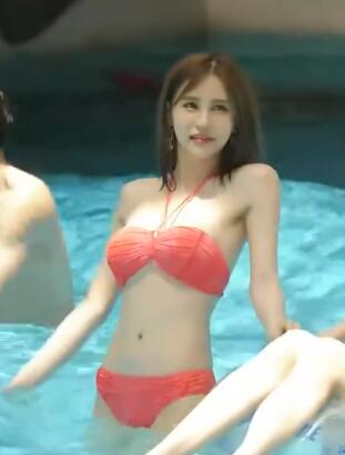 Ӿװ��Ů �Ȼ���ž������Ƶ