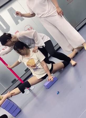 舞蹈软开度柔韧度训练横叉拉韧带现场1
