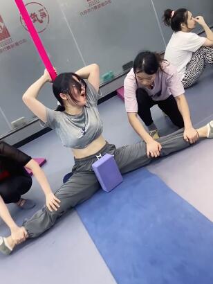 舞蹈软开度柔韧度训练横叉拉韧带现场4