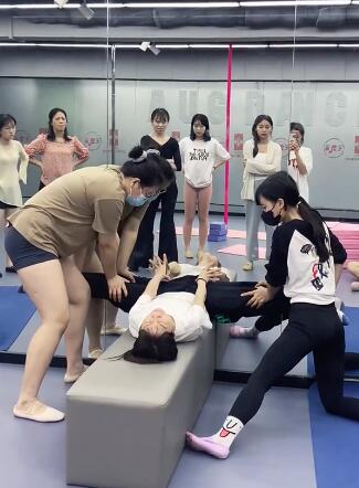 舞蹈软开度柔韧度训练横叉拉韧带现场8