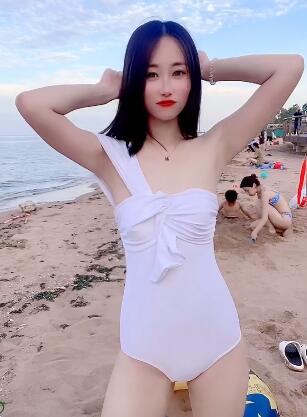 沙滩比基尼美女 沙滩泳装 转眼间3