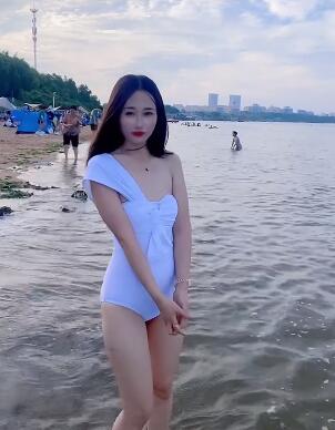 沙滩比基尼美女 沙滩泳装 转眼间4