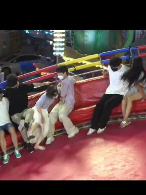 这两位美女哪个动作浮夸 大型社死现场