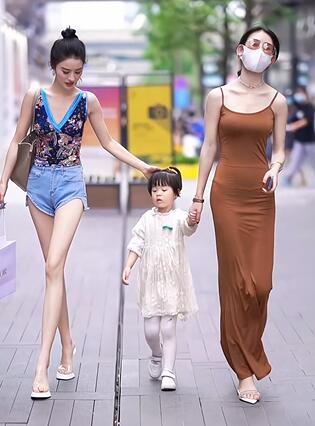 约拍 街拍猜猜哪个才是孩儿她妈