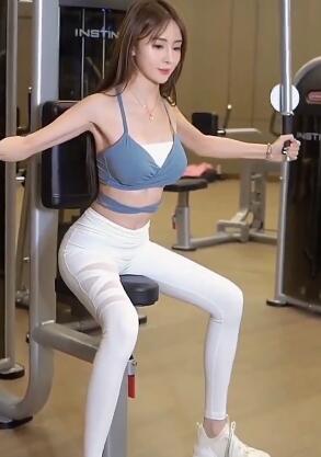 这健身美女也太漂亮了吧