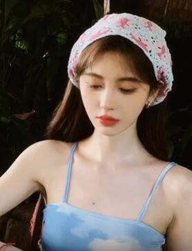 鞠婧祎泰国蓝粉头巾造型上热搜 网友:好卡哇伊